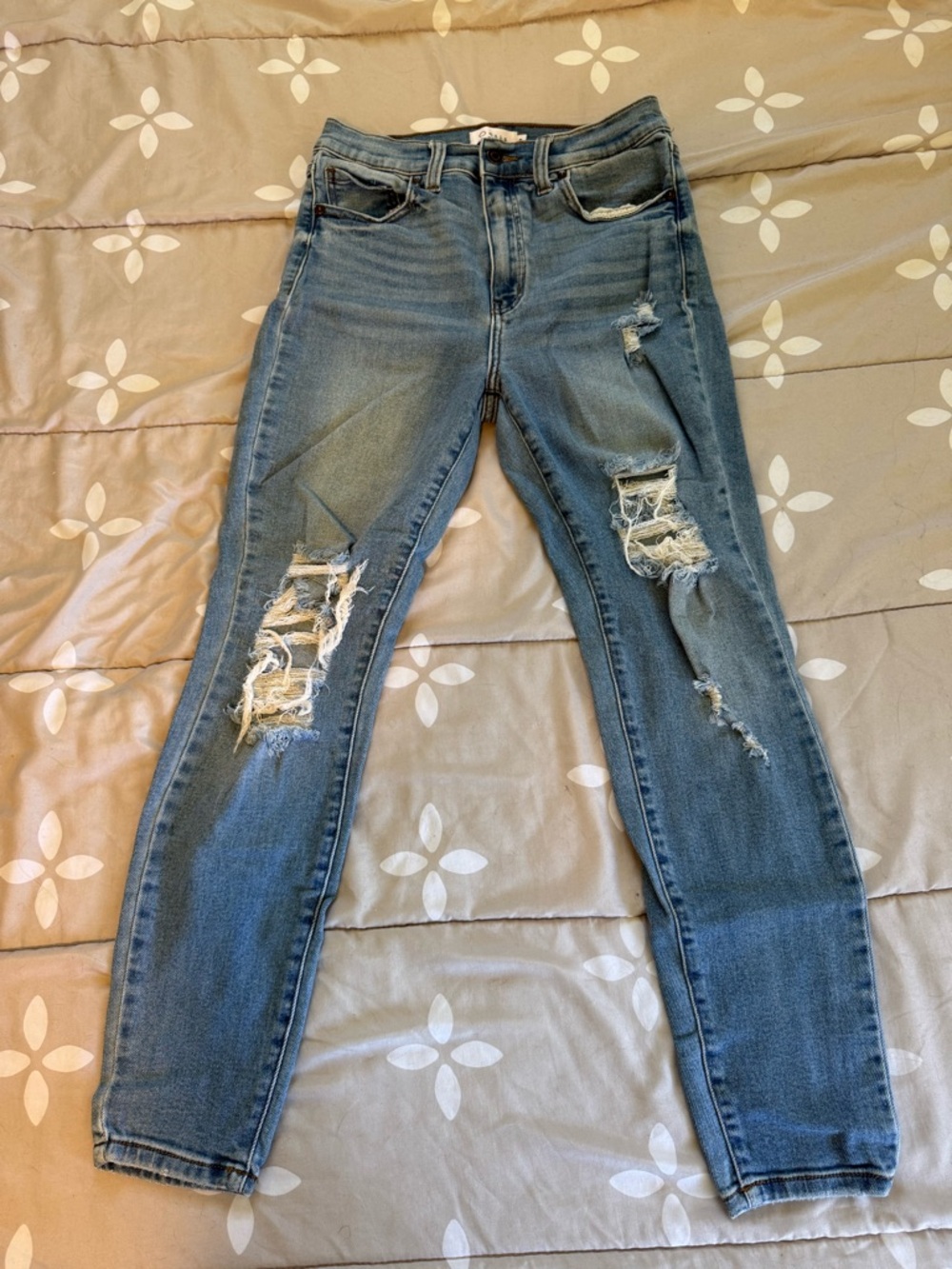 Oasis by Eunina Distressed Skinny Jeans size 9